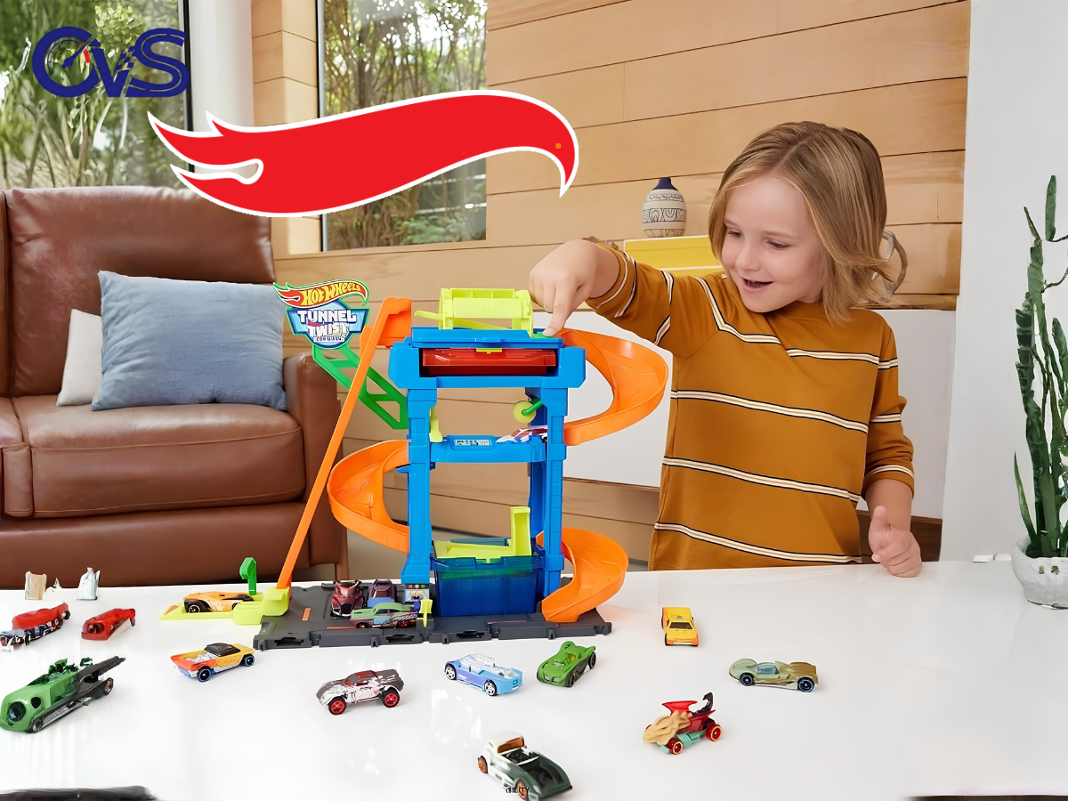 Một bé gái đang lắp ráp xe đồ chơi trẻ em mini